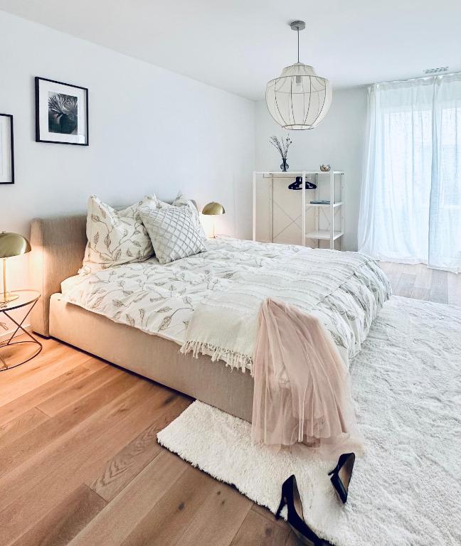 Postel nebo postele na pokoji v ubytování Stylisches Ferienhaus bis 6 Gäste mit einzigartigem Seepanorama