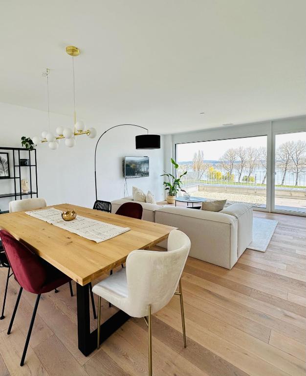 Posezení v ubytování Stylisches Ferienhaus bis 6 Gäste mit einzigartigem Seepanorama