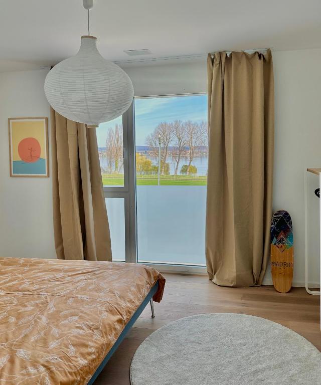 Postel nebo postele na pokoji v ubytování Stylisches Ferienhaus bis 6 Gäste mit einzigartigem Seepanorama