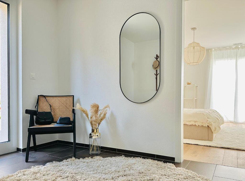 Postel nebo postele na pokoji v ubytování Stylisches Ferienhaus bis 6 Gäste mit einzigartigem Seepanorama