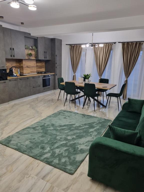 ein Wohnzimmer mit einem grünen Sofa und einem Tisch in der Unterkunft Apartament Mihai Cassas Residence in Craiova