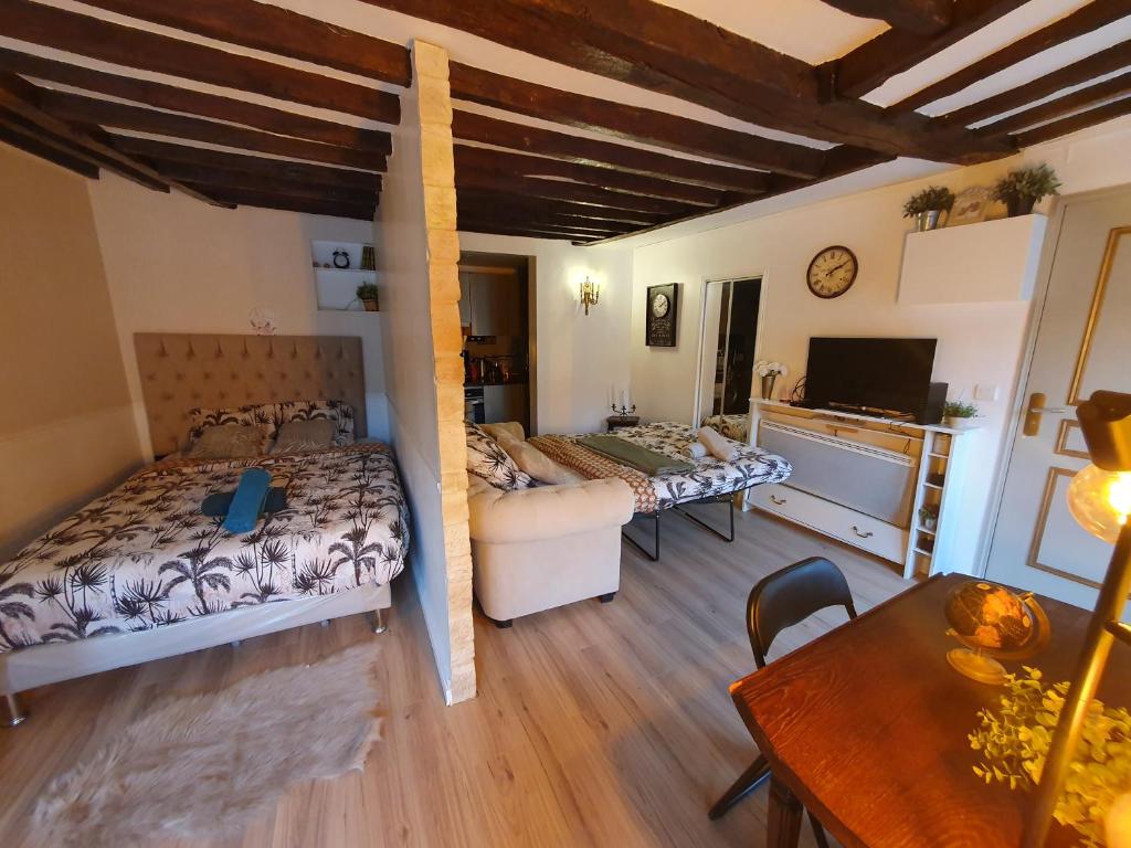 Ένα ή περισσότερα κρεβάτια σε δωμάτιο στο Le cosy entre Paris et Versailles avec parking gratuit à 5 min