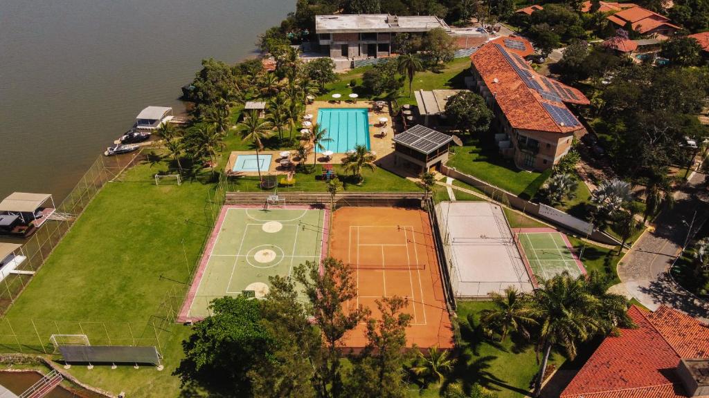 an aerial view of a house with two tennis courts at Hotel Lago do Sol in Itaúna