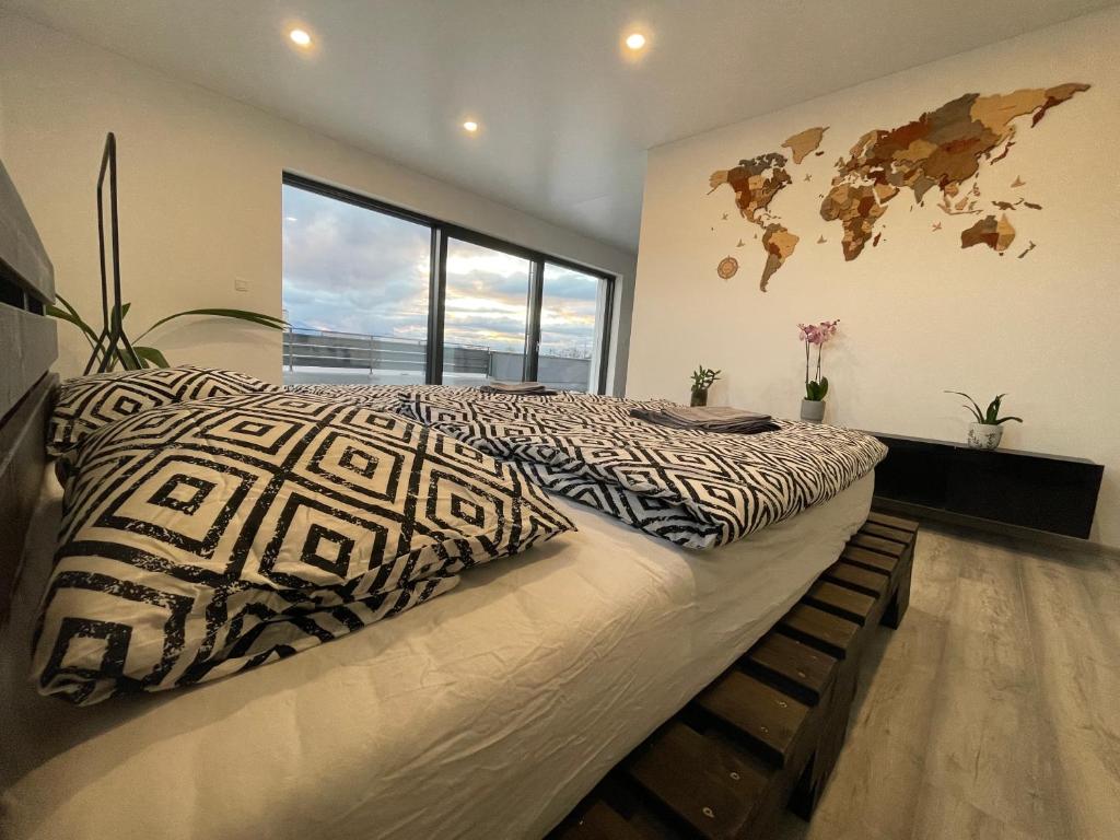 une chambre avec un grand lit avec une grande fenêtre dans l'établissement Stošice Residence, à Liptovský Mikuláš