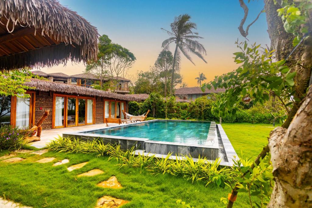 Bazén v ubytování Ocean Bay Resort & Spa Phu Quoc nebo v jeho okolí