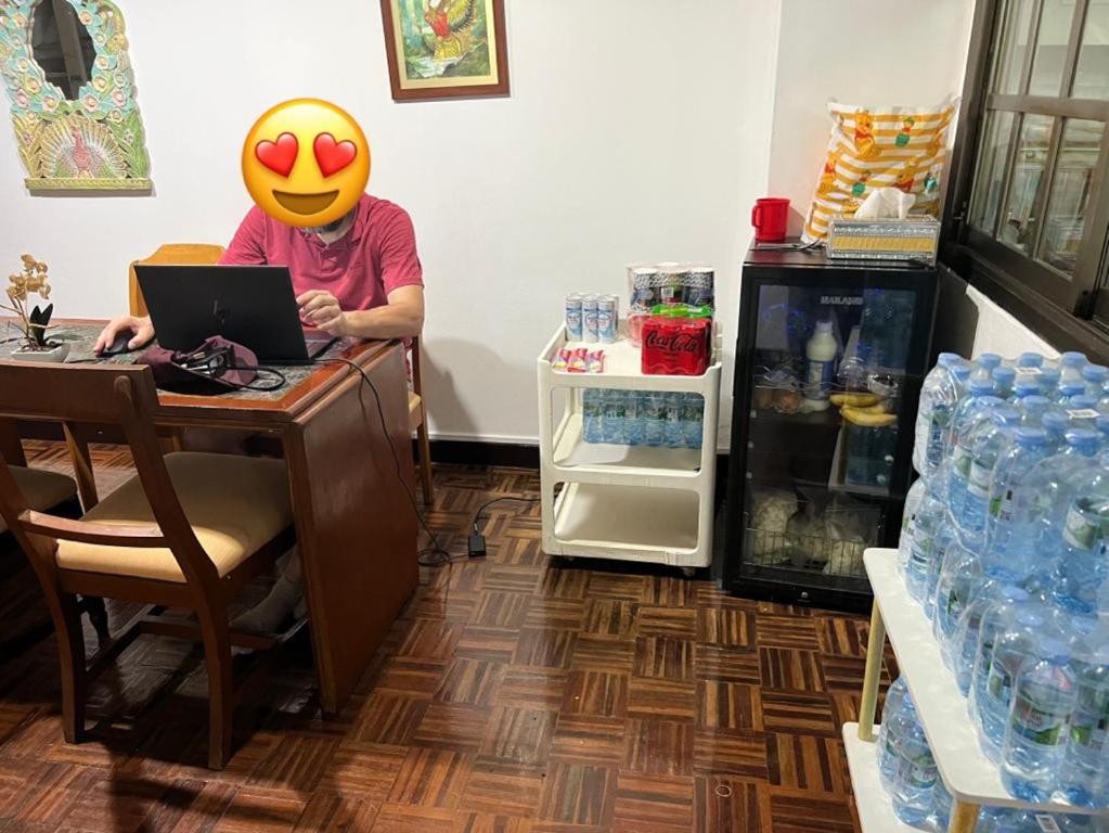 TV a/nebo společenská místnost v ubytování ReeHouse@Soi cowboy/Asoke BTS