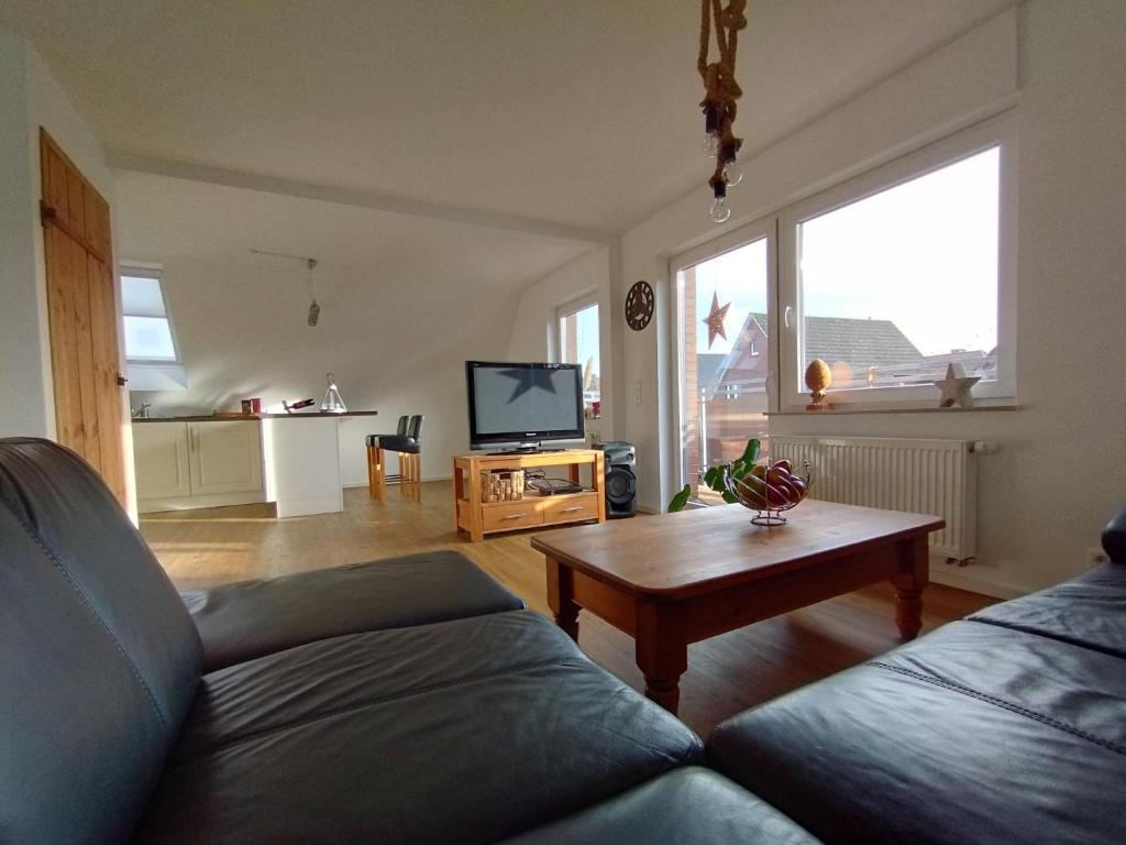 a living room with a couch and a table at Ferienwohnung Schmidt in Schüttorf