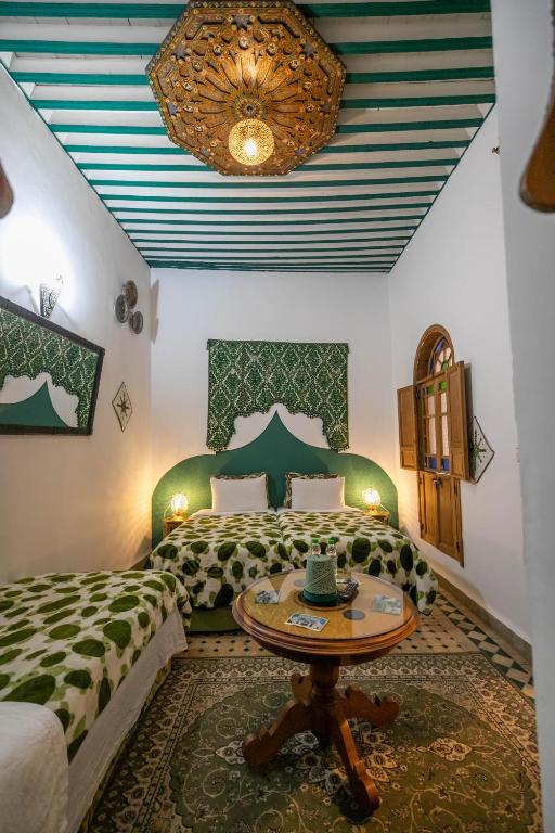 Postel nebo postele na pokoji v ubytování Riad Les Idrissides Chez LEA