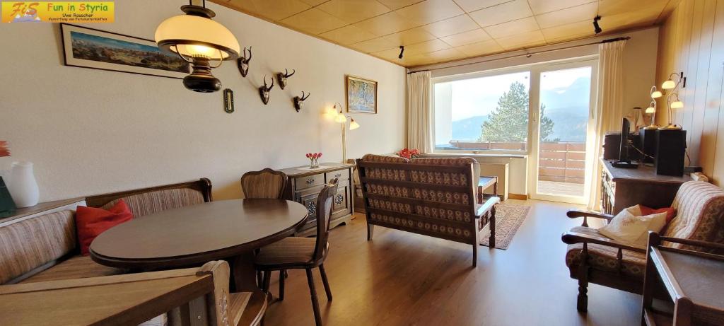 ein Wohnzimmer mit einem Tisch und einem Esszimmer in der Unterkunft Apartment Sonnenfreude by FiS - Fun in Styria in Bad Mitterndorf