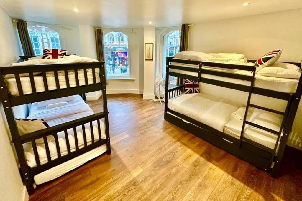 2 łóżka piętrowe w pokoju z drewnianą podłogą w obiekcie 1. VD Central Studio - 100m to Piccadilly Circus! w Londynie