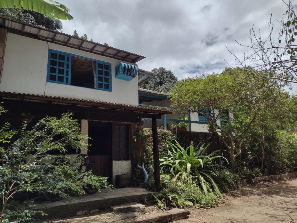 a house on the side of the road at Hostel Kay Pacha e Camping in Maceió