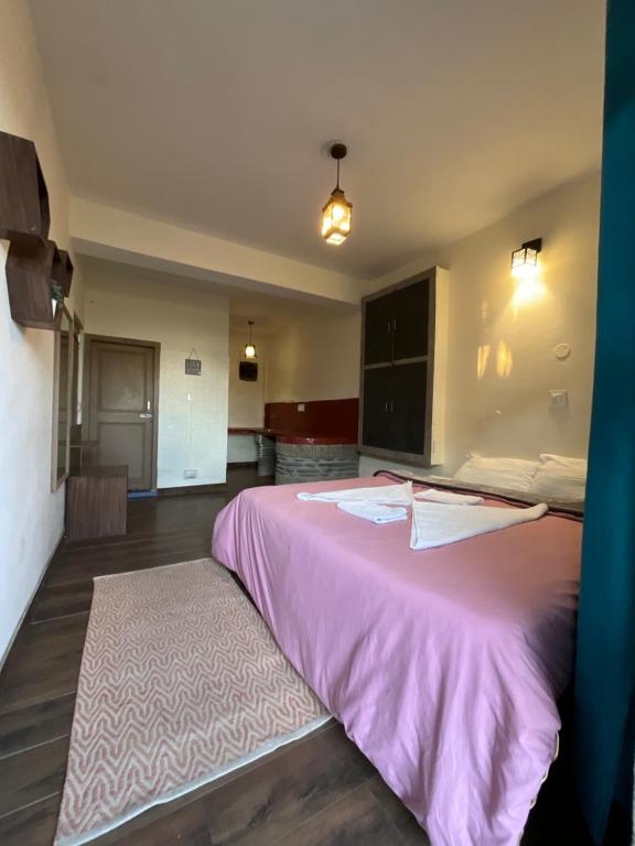 Postel nebo postele na pokoji v ubytování Utopia Hostels Dharamkot Mcleodganj