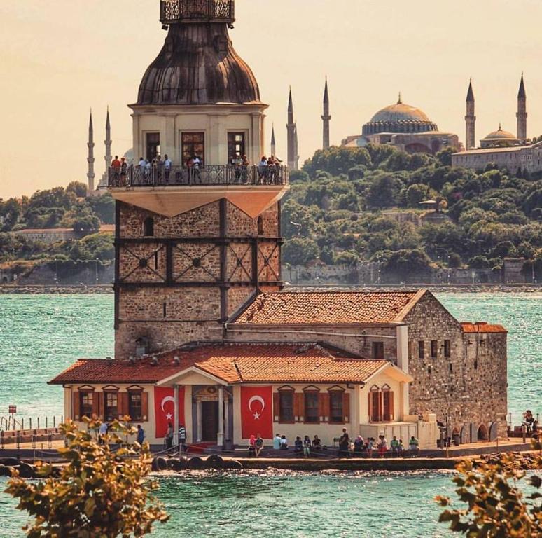 イスタンブールにあるHOTEL DUNAYの灯台横水上の建物