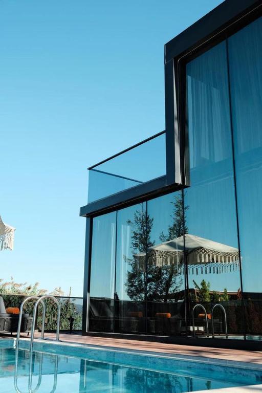 Bazén v ubytování Velour Hotel Spa Restaurant nebo v jeho okolí