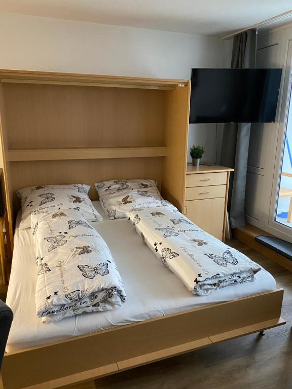 Postel nebo postele na pokoji v ubytování FeWo Waldsee mit Pool und Sauna inklusive