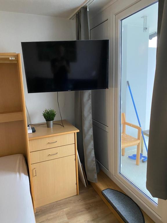 TV a/nebo společenská místnost v ubytování FeWo Waldsee mit Pool und Sauna inklusive