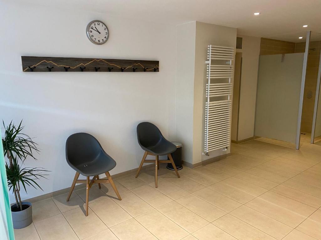 Posezení v ubytování FeWo Waldsee mit Pool und Sauna inklusive
