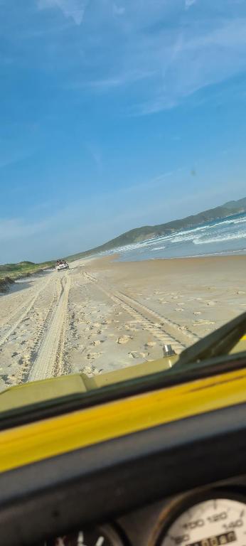 vista sulla spiaggia dall'interno di un'auto di Red Rose a Cabo Frio