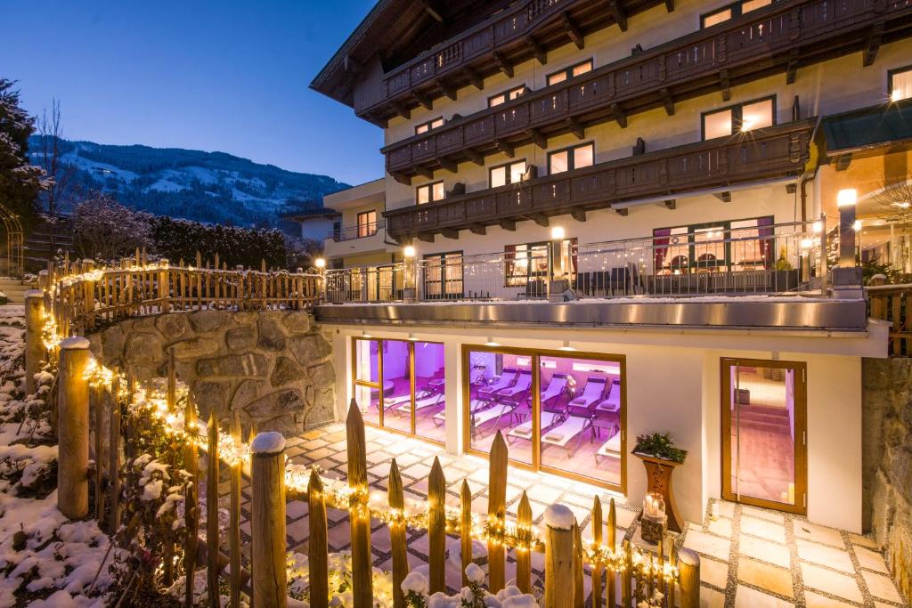 Nespecifikovaný výhled na hory nebo výhled na hory při pohledu z hotelu