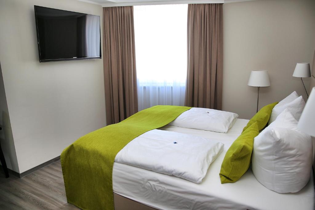 Postel nebo postele na pokoji v ubytování hotel bomonti Nürnberg West