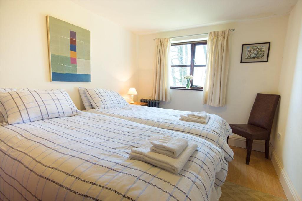 sypialnia z łóżkiem z ręcznikami w obiekcie Swifts Retreat w mieście Buxton