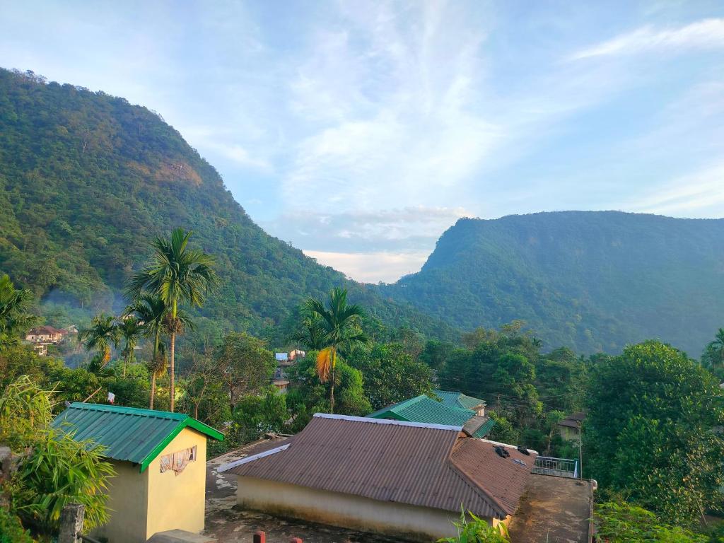 Blick auf ein Tal mit Bergen im Hintergrund in der Unterkunft SCENIC HOMESTAY in Cherrapunji