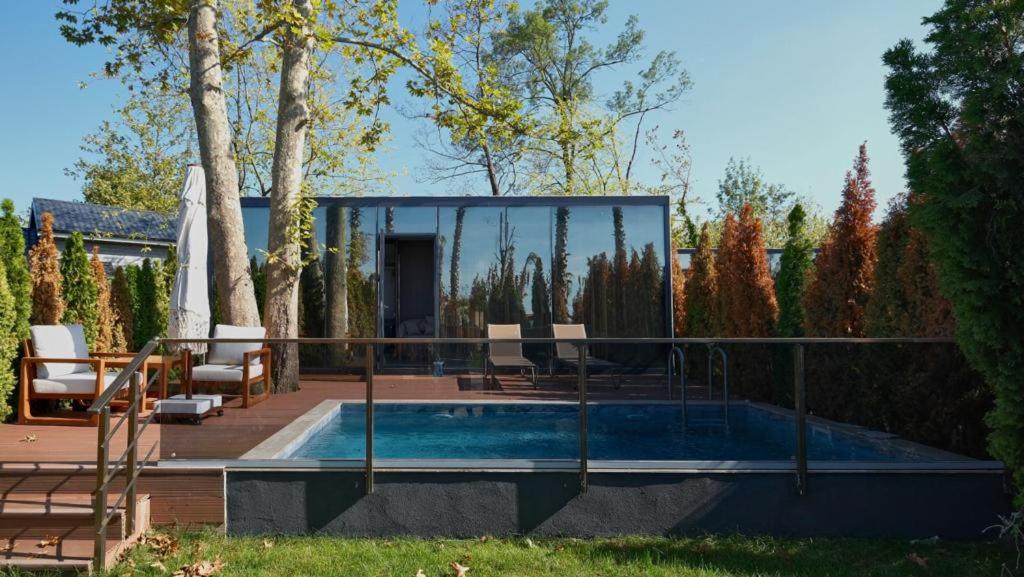 Bazén v ubytování Velour Hotel Spa Restaurant nebo v jeho okolí