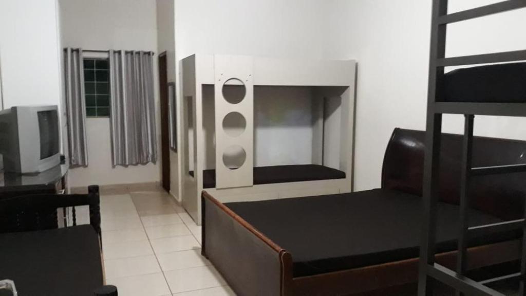 RECANTO OJAMA في أباديانيا: غرفة معيشة مع سرير بطابقين وأريكة