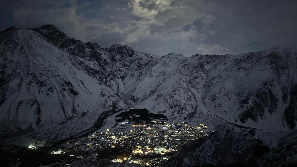 Hotel Axien Kazbegi v zimě