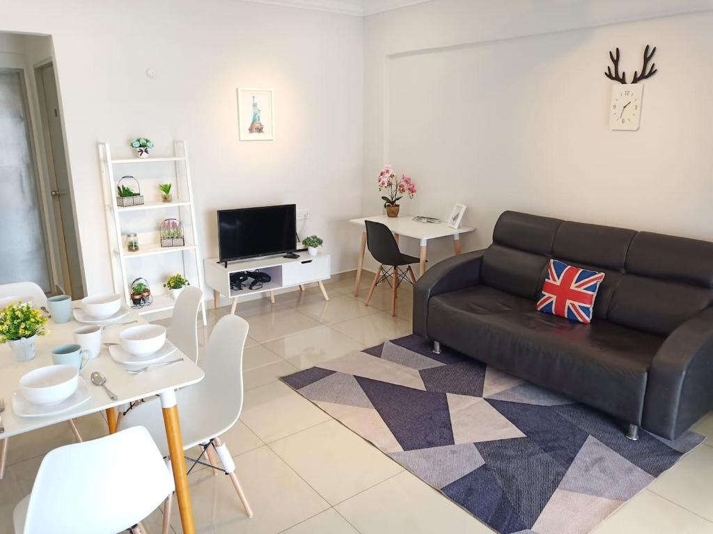 sala de estar con sofá y mesa en [Georgetown] 2~6 Pax, 3 Bedrooms, 1 Car Park, en Jelutong