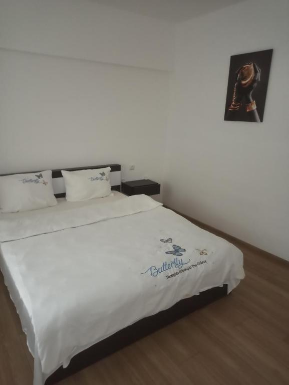 ein Schlafzimmer mit einem Bett mit einer weißen Bettdecke in der Unterkunft Готель Ланцелот, Hotel Lancelot, готель Ланселот in Novoyavorivsk
