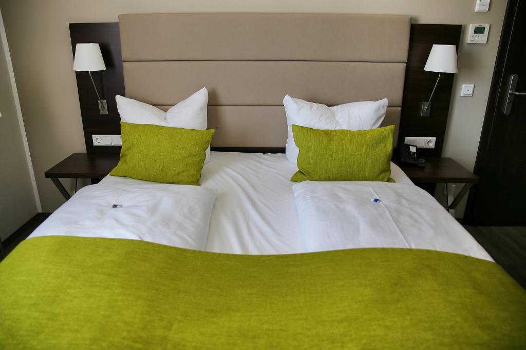 Postel nebo postele na pokoji v ubytování hotel bomonti Nürnberg West