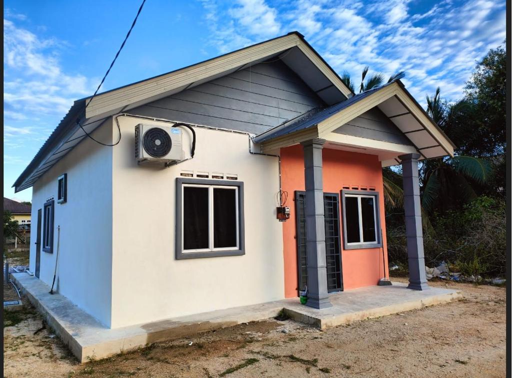 Cette petite maison dispose d'une télévision par satellite. dans l'établissement My Soul Homestay, à Kampong Ru Sepuloh