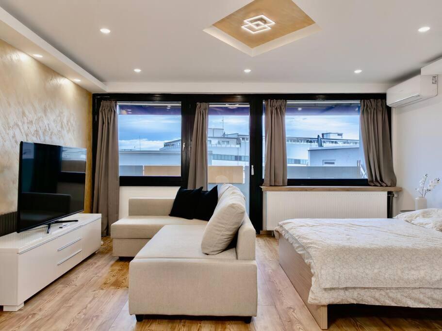 1 dormitorio con cama, sofá y TV en NEUES Apartment in Top Lage, free Parking max 1,65m Höhe und 1,8m Breite, en Karlsruhe