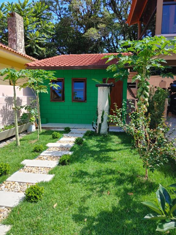 a green house with a walkway in the yard at Tiny House Perfeita para Casais in Florianópolis