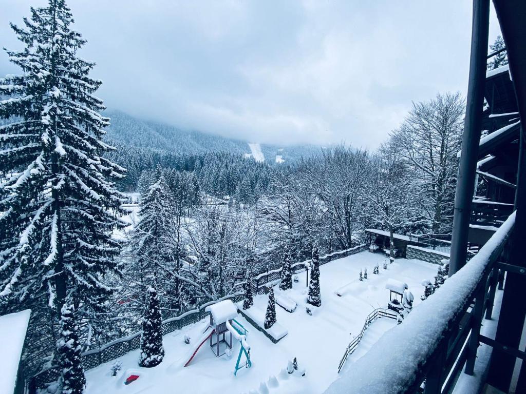 波亞納布拉索夫的住宿－Royal Boutique Hotel Poiana Brasov，享有雪覆盖滑雪场的景色,