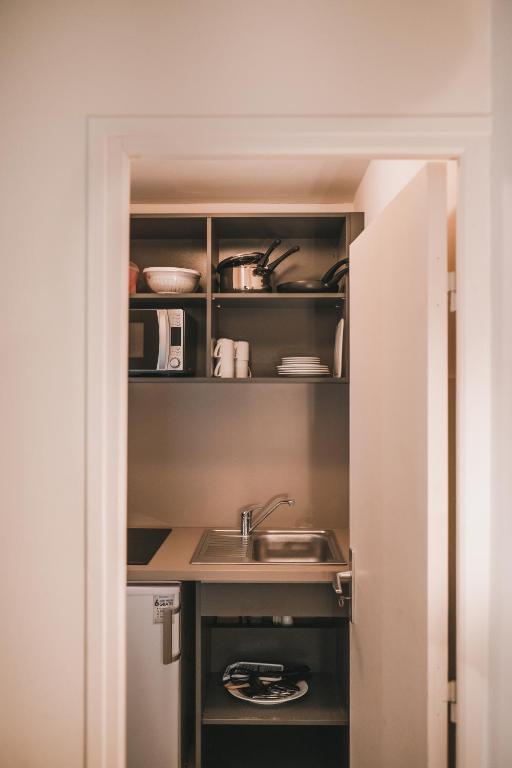 Kuchyň nebo kuchyňský kout v ubytování Hôtel & Résidence Le Subrini