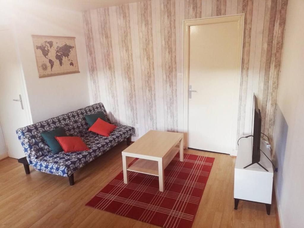 un salon avec un canapé et une table dans l'établissement Petit appartement proche de la gare, à Brest