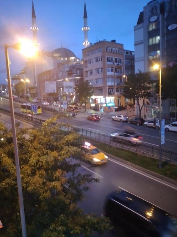 una strada di città di notte con auto sulla strada di Apart 71 a Istanbul