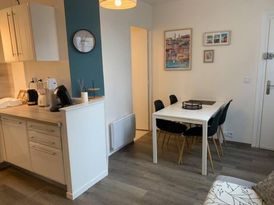 a small kitchen with a table and a table and chairs at Etape saumuroise en centre-ville in Saumur