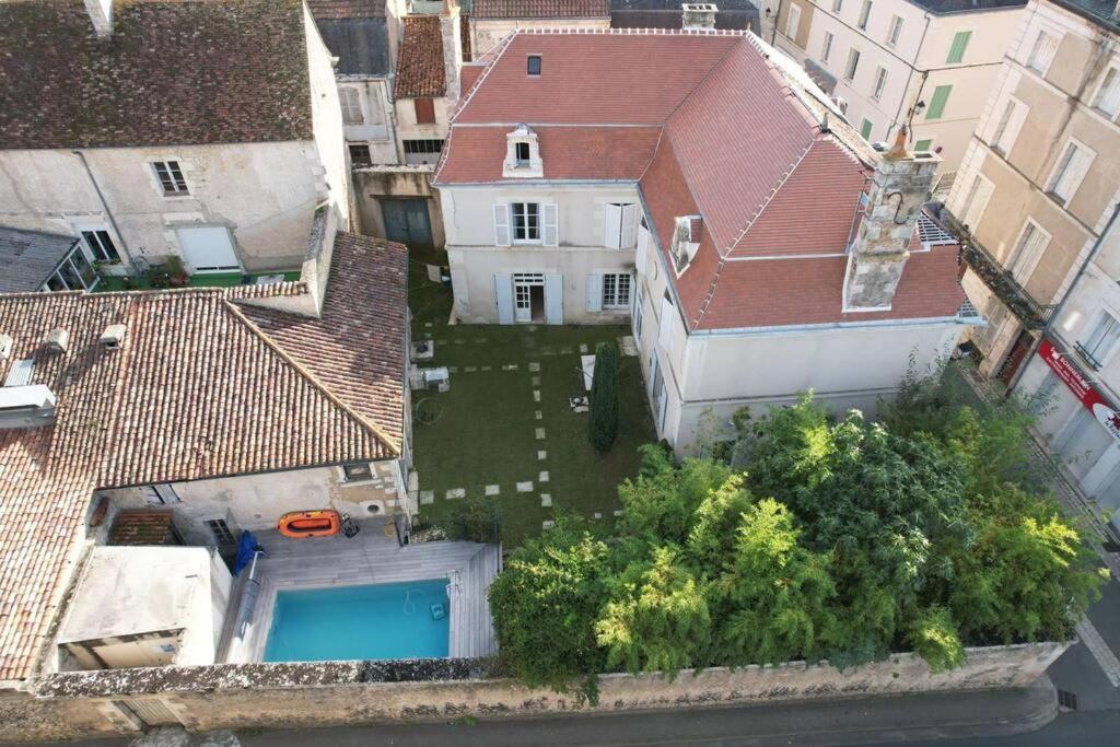 een uitzicht op een huis met een zwembad bij Le Logis de Louis in Saint-Savin