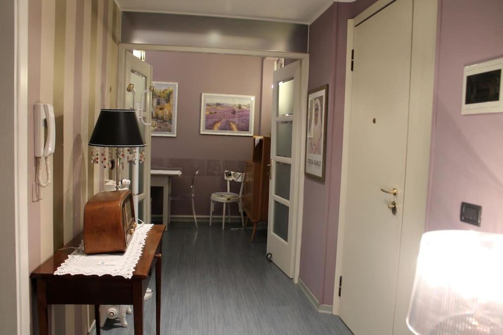Zimmer mit einem Flur mit einem Tisch und einer Lampe in der Unterkunft Maison Symphonique in Verona