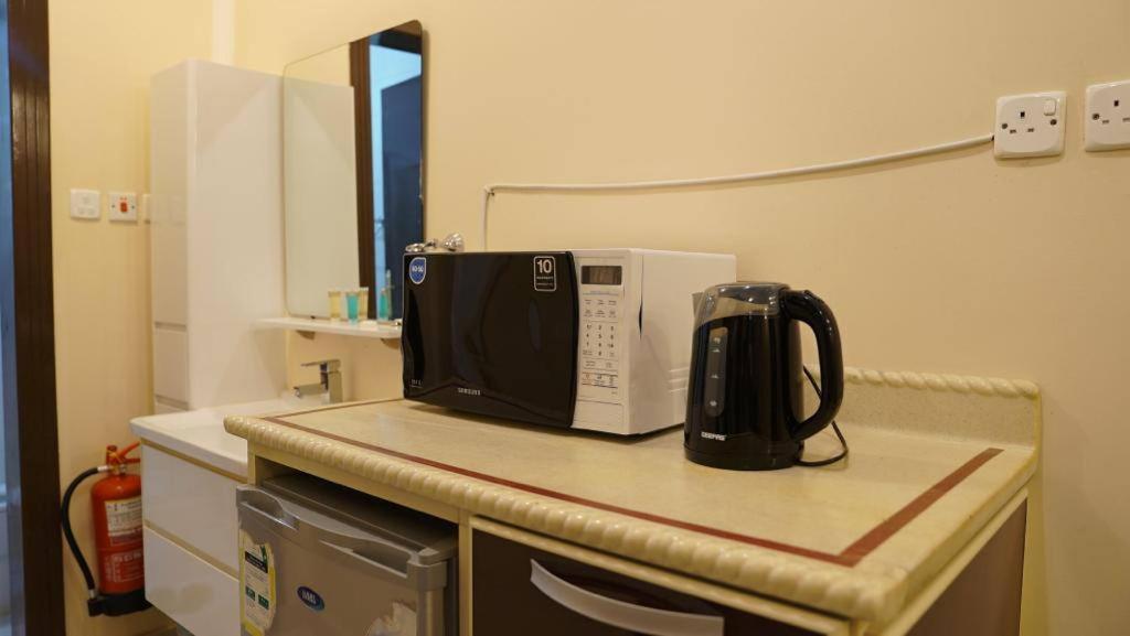 - un four micro-ondes installé sur un comptoir dans une pièce dans l'établissement Ark Chalet, à Haïl