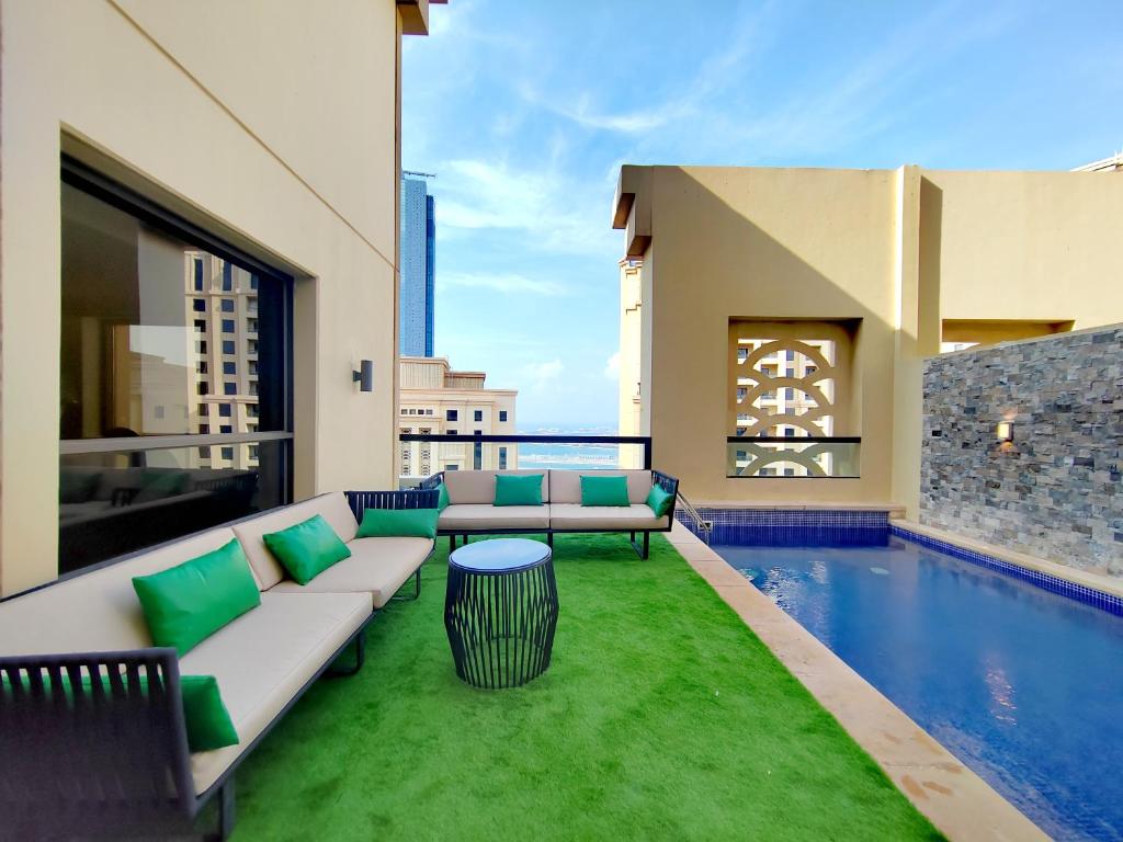 une terrasse avec un canapé et une piscine dans l'établissement Penthouse with Private Pool and Big Private Terrace, à Dubaï