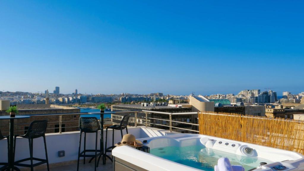 bañera de hidromasaje en la azotea de un edificio en Tritoni Valletta Boutique Hotel, en Floriana