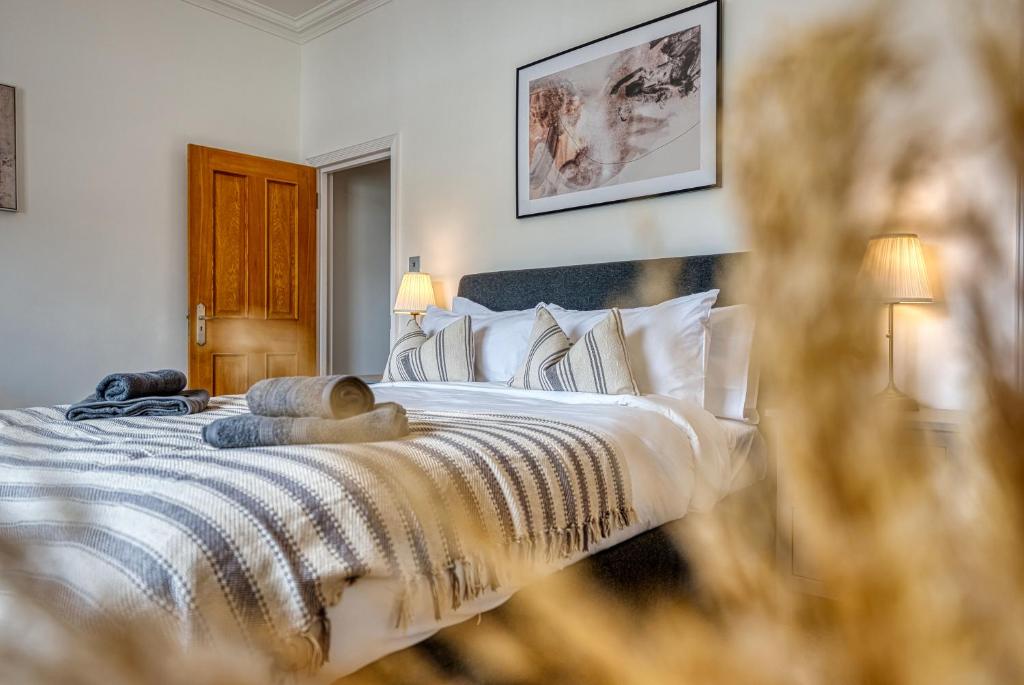 サウサンプトンにある2-Bedroom Stunning, Modern & Spacious Apartment, near Ocean Village, Central Southampton - by Blue Puffin Staysの白いシーツと枕が備わったベッドのある寝室