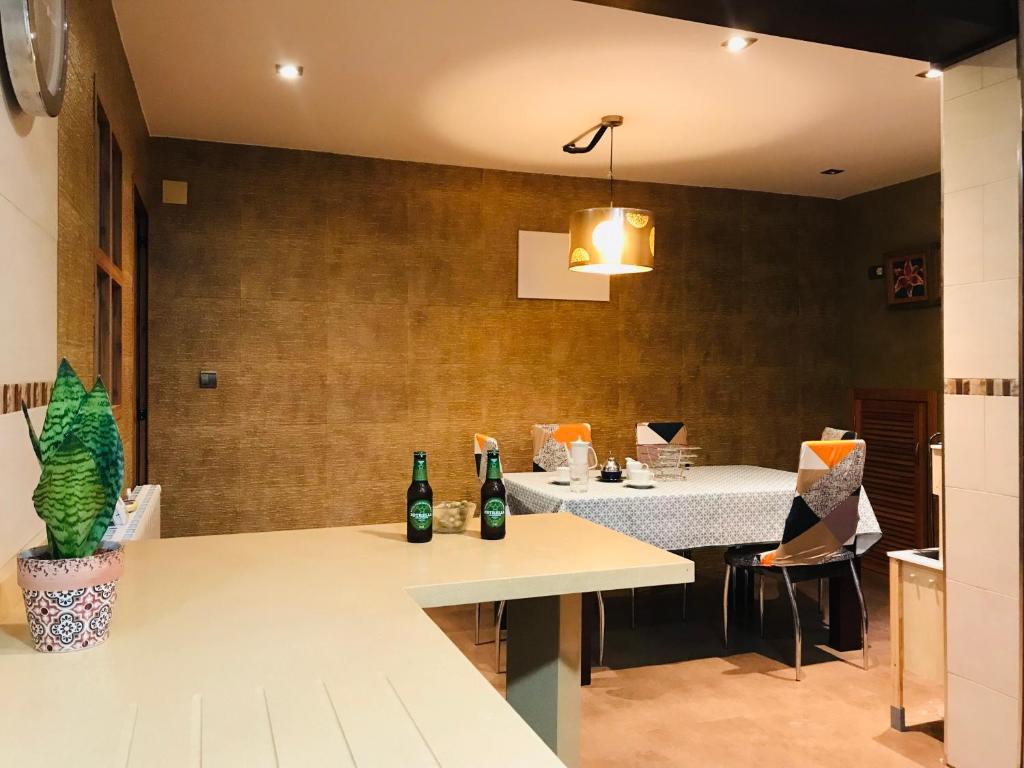 una cucina con due bottiglie seduta su un bancone di Casa bien Situada Chez Mahinna a Cehegín