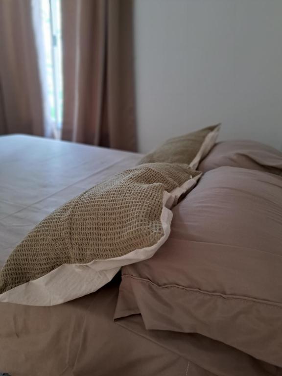 un primer plano de una cama con almohadas en ella en Hostal El soleado en Navarro