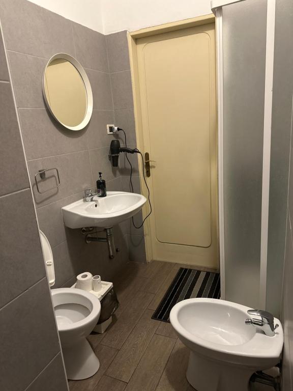 ピサにあるPearl Pisa guest houseのバスルーム(洗面台、トイレ、鏡付)