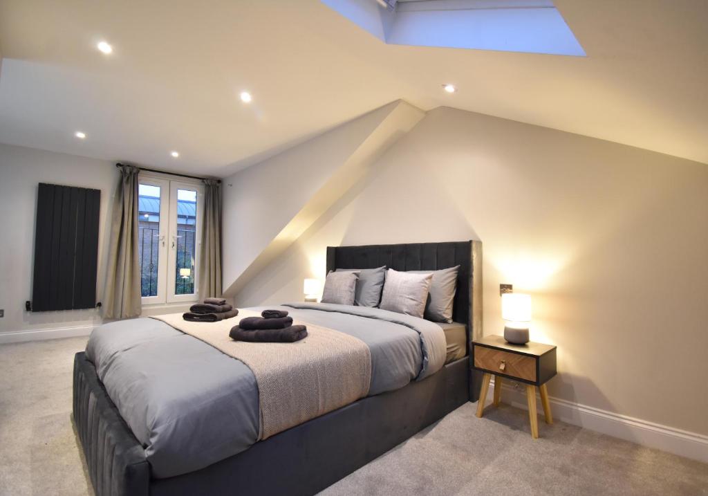 a bedroom with a large bed and a window at Stunning 3 Bed Apartment in London